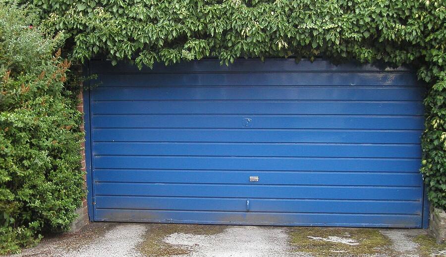 Sectional garage door — sectional door